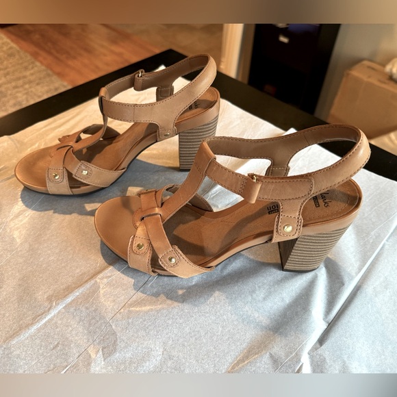 Clarks open-toed 3 1/2” heel shoes, Size 8 - Picture 2 of 13